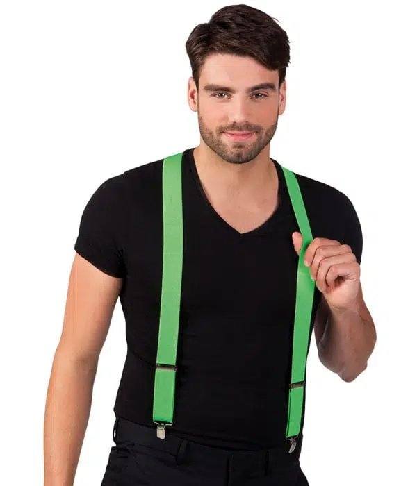 Homme en t-shirt noir portant des bretelles fluo vertes