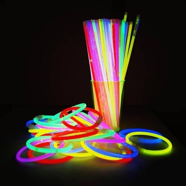 Bracelets lumineux fluo de toutes les couleurs, en vrac et dans un verre
