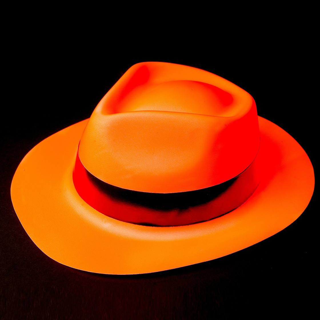 Chapeau fluo orange style Capone brillant sous lumière noire