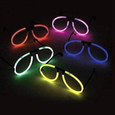 Lunettes lumineuses Aviator rouge, rose, bleue, verte et jaune allumées dans le noir