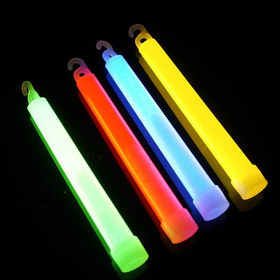 Bâtons lumineux de 15 cm vert, rouge, bleu et jaune allumés