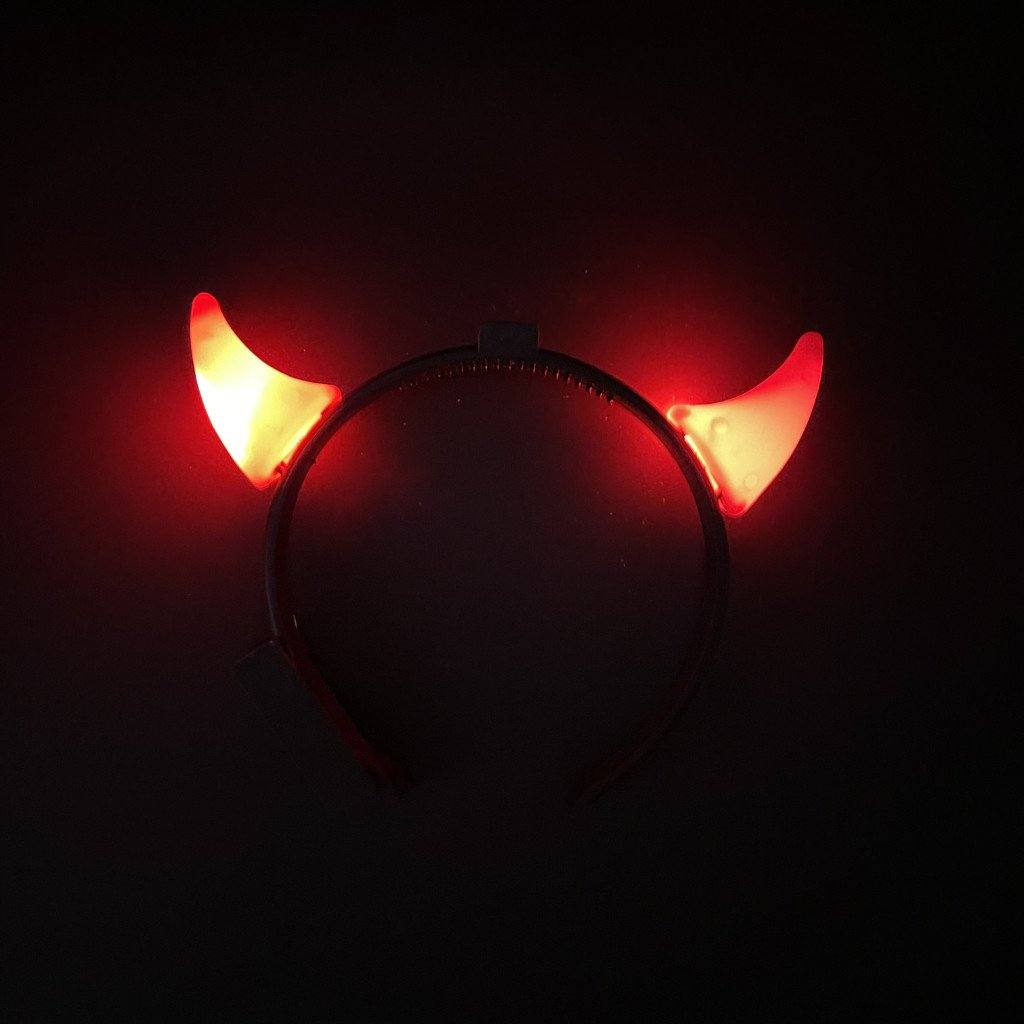 Serre-tête noir à petites cornes de diable allumées en rouge