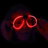 Enfant portant des lunettes lumineuses Aviator roses dans le noir — vue 7