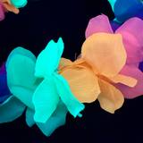 Collier hawaïen à grandes fleurs fluo multicolores sous lumière noire — vue 2