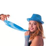 Femme au chapeau vert portant une cravate fluo verte — vue 9