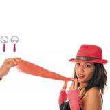 Femme au chapeau vert portant une cravate fluo verte — vue 6
