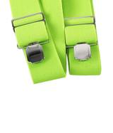 Homme en t-shirt noir portant des bretelles fluo vertes — vue 9