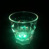 Verre lumineux LED allumé en vert dans le noir — vue 1