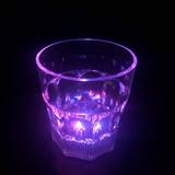 Verre lumineux LED allumé en vert dans le noir — vue 2