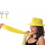 Femme au chapeau vert portant une cravate fluo verte — vue 2