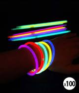 Bracelets lumineux fluo de toutes les couleurs, en vrac et dans un verre — vue 3