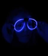 Lunettes lumineuses Aviator rouge, rose, bleue, verte et jaune allumées dans le noir — vue 5