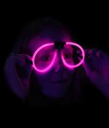 Lunettes lumineuses Aviator rouge, rose, bleue, verte et jaune allumées dans le noir — vue 6