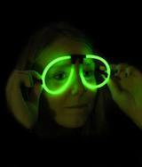 Lunettes lumineuses Aviator rouge, rose, bleue, verte et jaune allumées dans le noir — vue 4