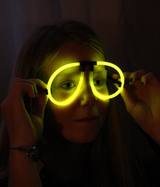 Lunettes lumineuses Aviator rouge, rose, bleue, verte et jaune allumées dans le noir — vue 3