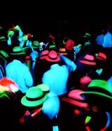 Chapeau fluo orange style Capone brillant sous lumière noire — vue 3