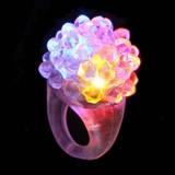 Six bagues lumineuses en caoutchouc allumées en jaune, vert, rouge, rose et bleu — vue 2