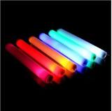 Quatre bâtons mousse lumineux LED allumés en rouge, vert et bleu — vue 10