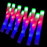 Quatre bâtons mousse lumineux LED allumés en rouge, vert et bleu — vue 16