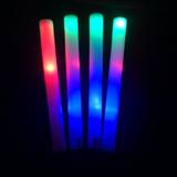 Quatre bâtons mousse lumineux LED allumés en rouge, vert et bleu — vue 1