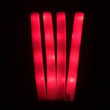 Quatre bâtons mousse lumineux LED allumés en rouge, vert et bleu — vue 13