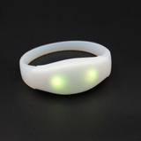 Bracelet LED en silicone blanc, boîtier lumineux au centre — vue 4