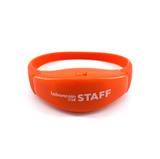 Bracelet LED en silicone blanc, boîtier lumineux au centre — vue 8