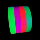 Rouleaux de ruban adhésif fluo 25 mm vert, rose et orange sous lumière noire — vue 2