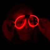 Lunettes lumineuses Aviator rouge, rose, bleue, verte et jaune allumées dans le noir — vue 2