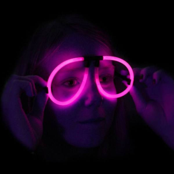 Enfant portant des lunettes lumineuses Aviator roses dans le noir
