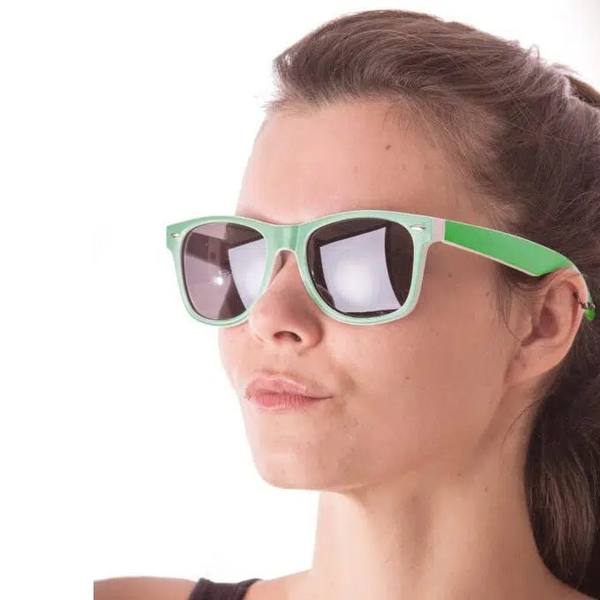 Femme portant des lunettes de soleil style wayfarer à monture vert fluo et verres foncés