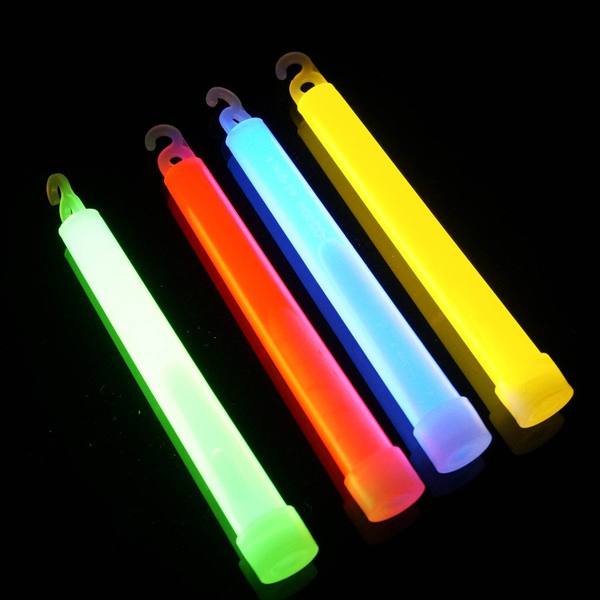 Bâtons lumineux de 15 cm vert, rouge, bleu et jaune allumés