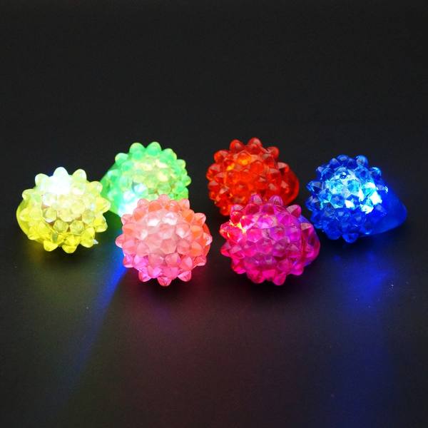 Six bagues lumineuses en caoutchouc allumées en jaune, vert, rouge, rose et bleu